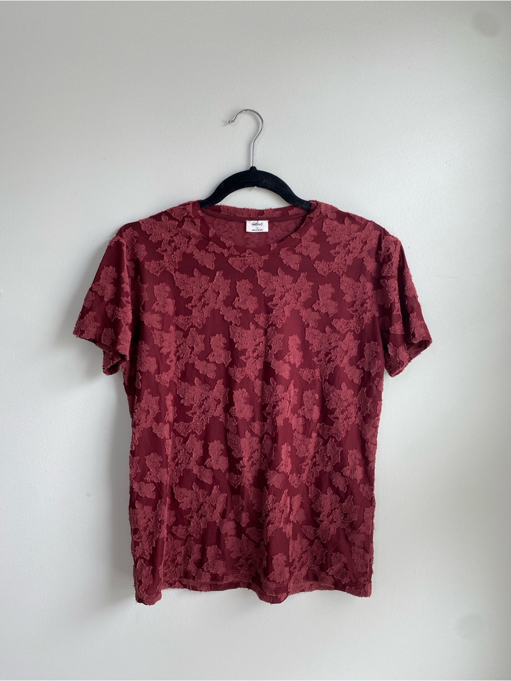 Aritiza | Wilfred Burgundy Floral-Textured Short Sleeve Tee